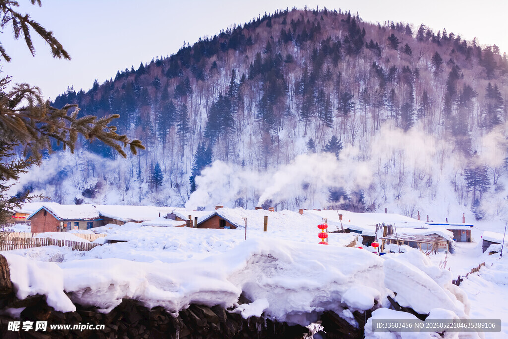 冬日雪覆山村美景