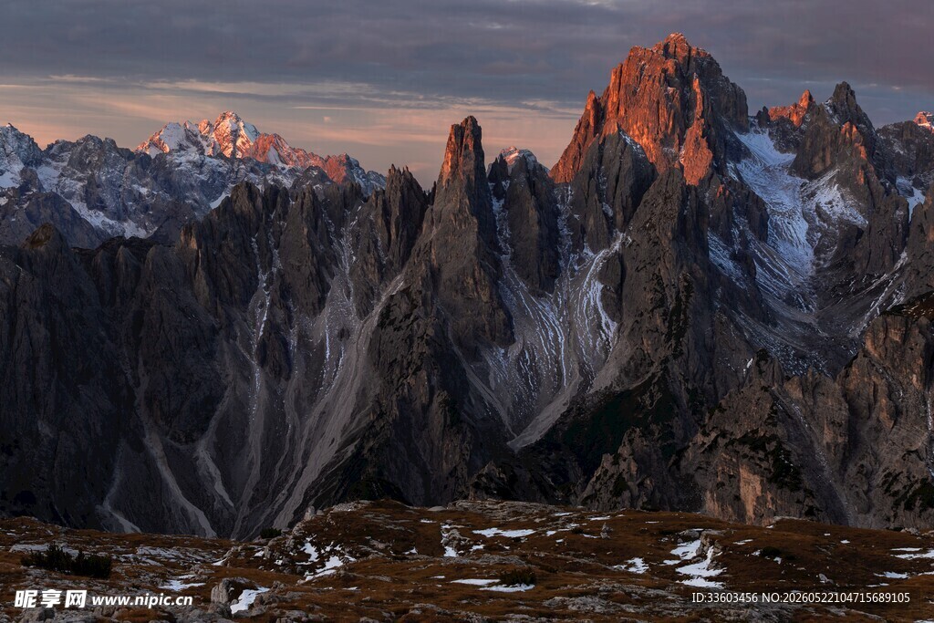 壮丽山景夕阳下的巍峨群峰