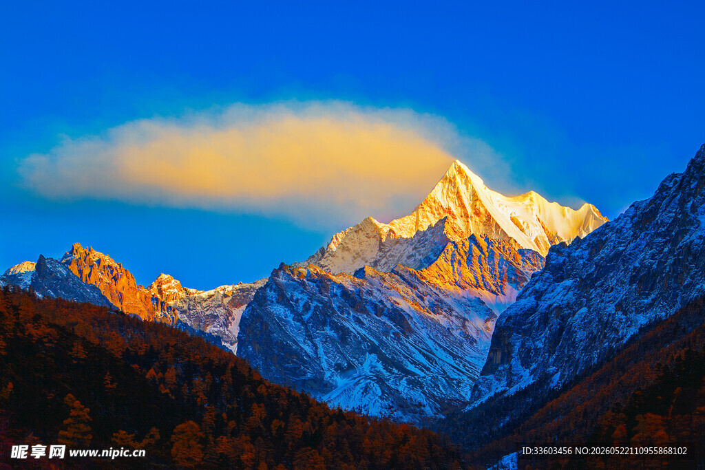 壮丽雪山日出美景