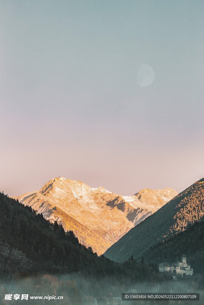 壮丽山景夕阳下的金色山峦