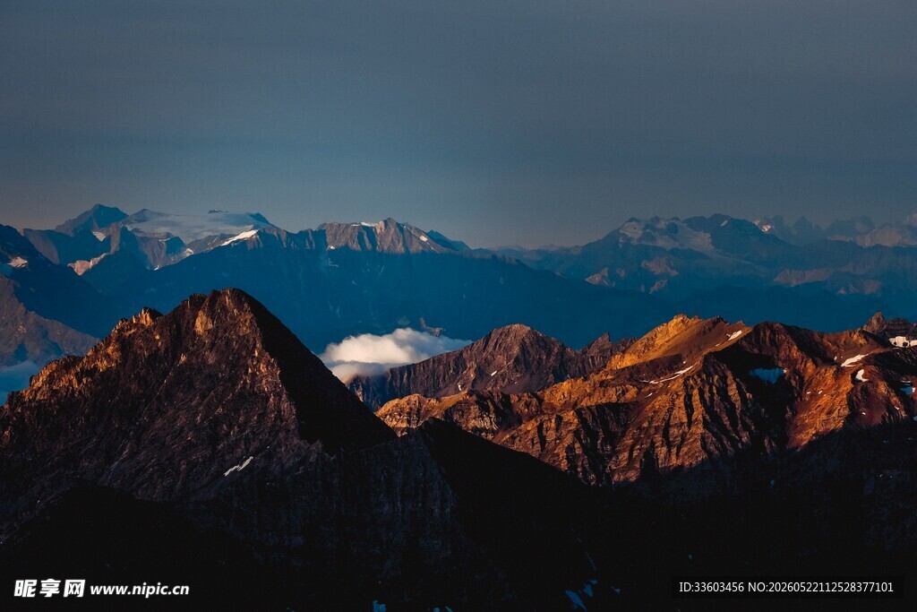 壮丽山景霞光映照峰巅