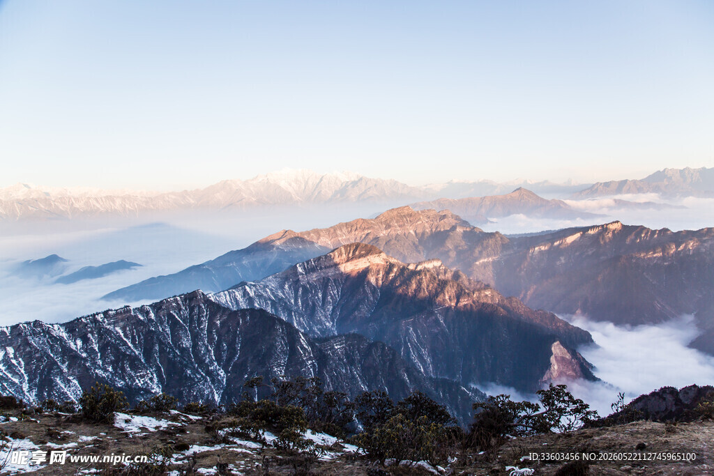 壮丽雪山日出景观