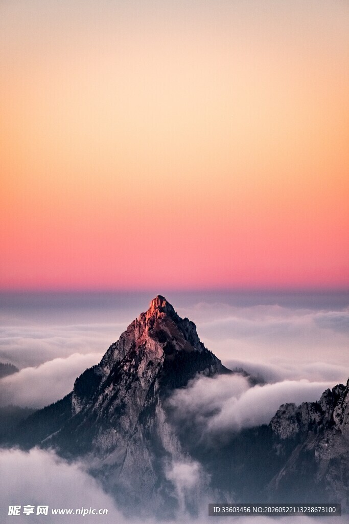 云海之巅的壮丽山峰