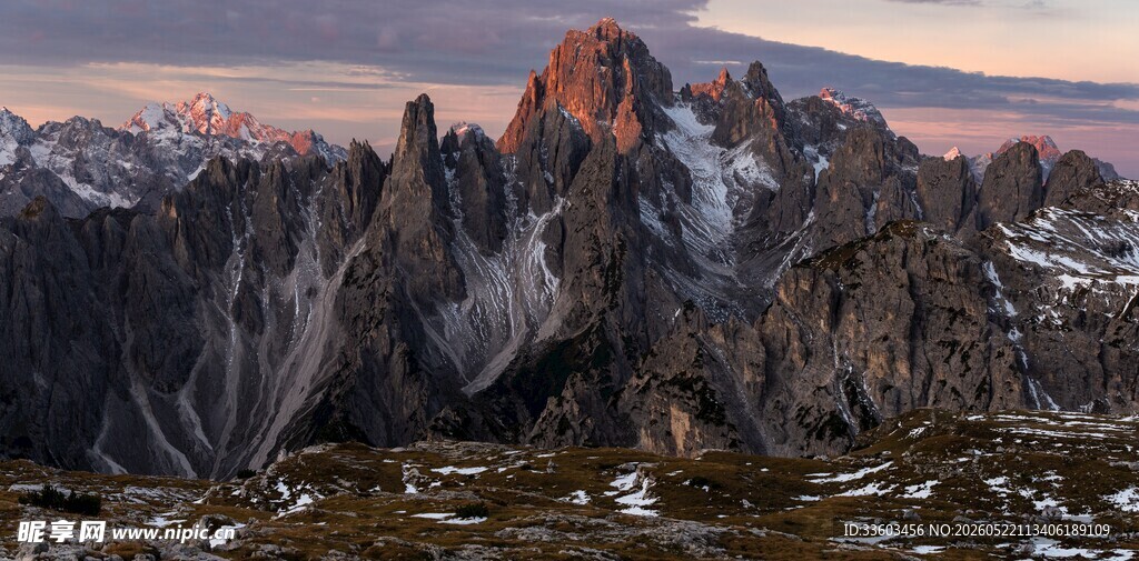 壮丽山景夕阳下的巍峨山峰