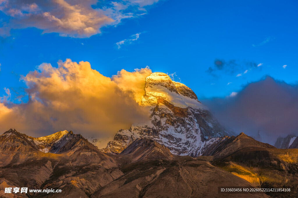 壮丽雪山与绚烂霞光美景