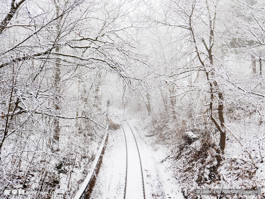 雪覆铁轨冬日静谧之景