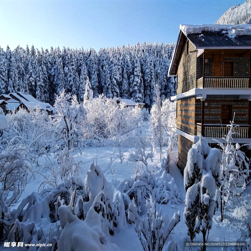 冬日雪中小木屋美景