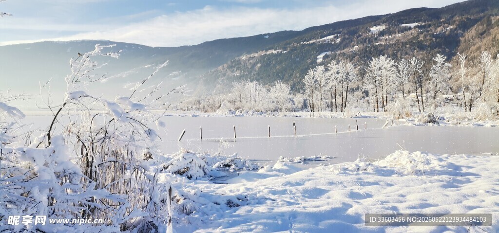 冬日雪景银装素裹的山峦