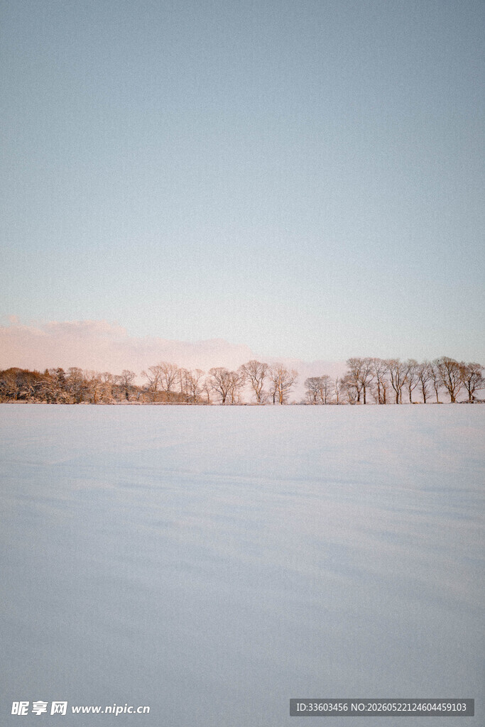 冬日冰封湖面远景