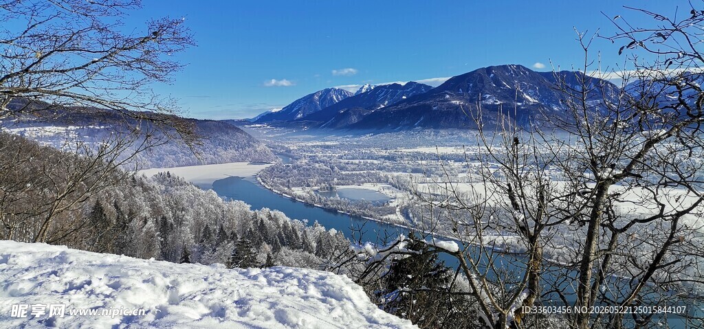 冬日雪山下的开阔景致
