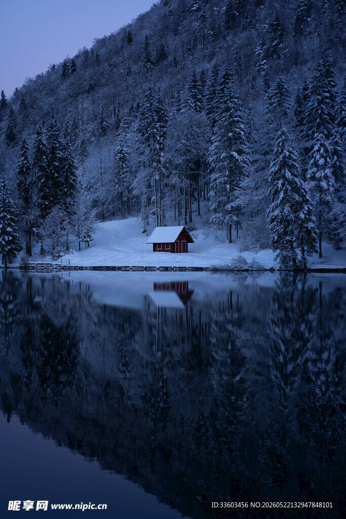 雪覆山林旁的静谧湖景