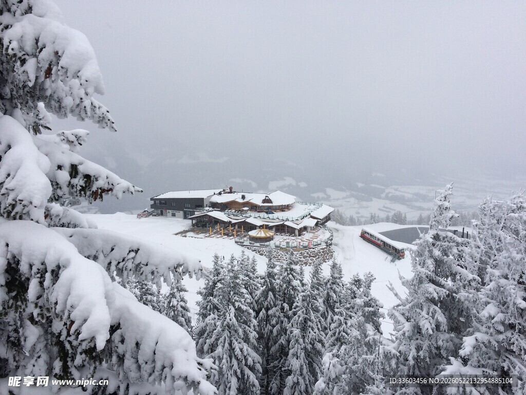 雪覆山林中的静谧村落