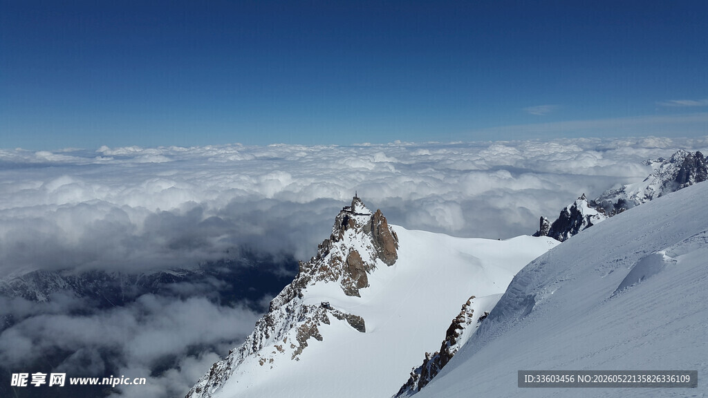 雪山之巅云海壮丽景观