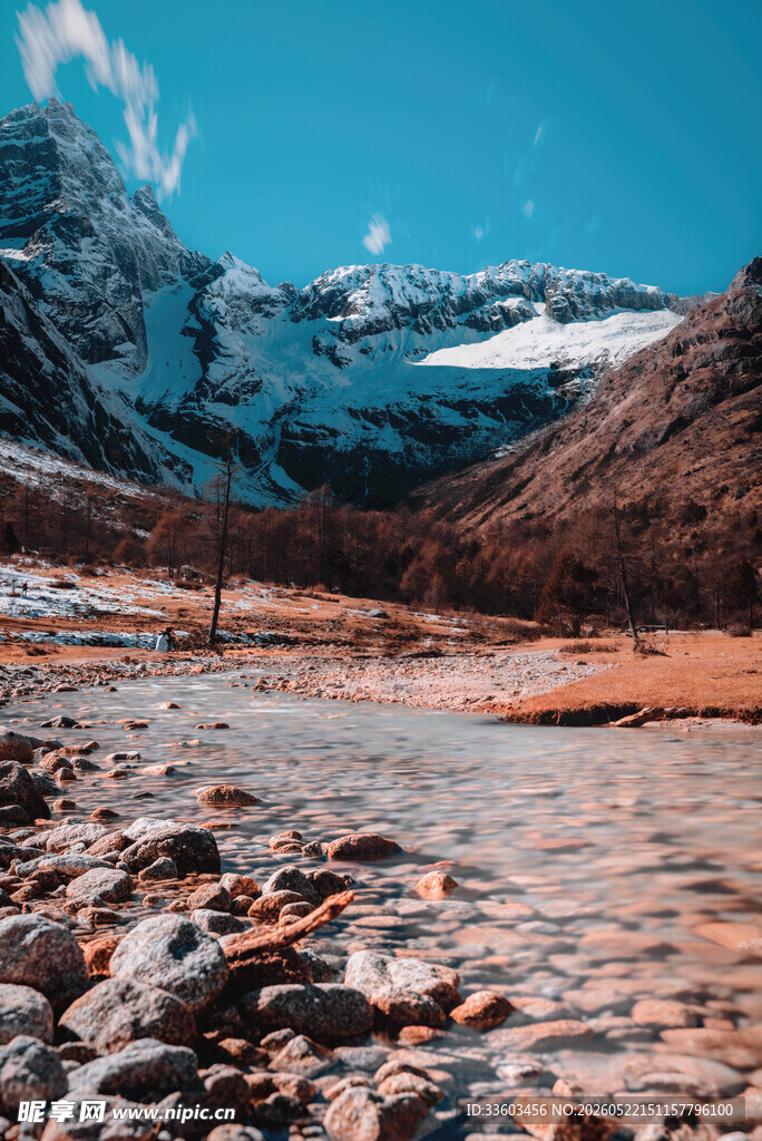 山间河畔的壮丽自然景观