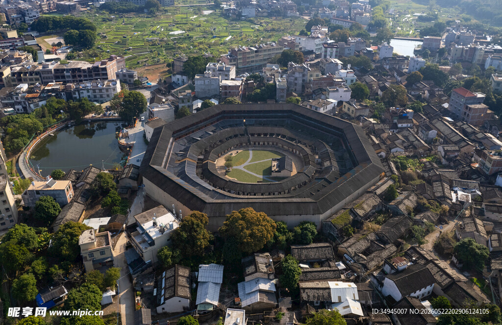 俯瞰古老圆形建筑村落
