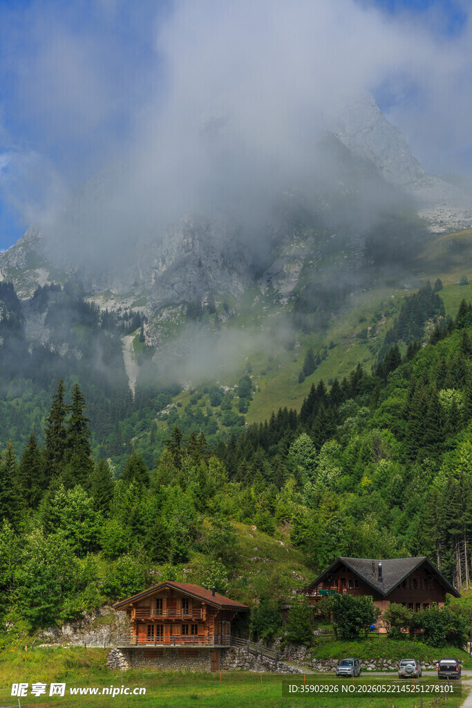 山间云雾缭绕的木屋美景