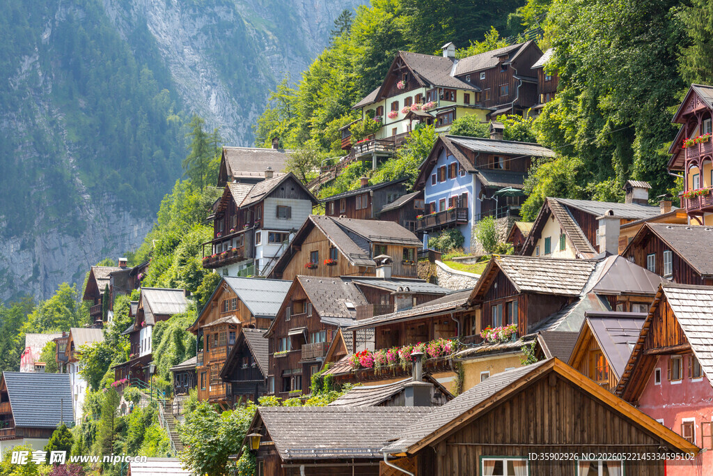 山间木屋村落自然美景