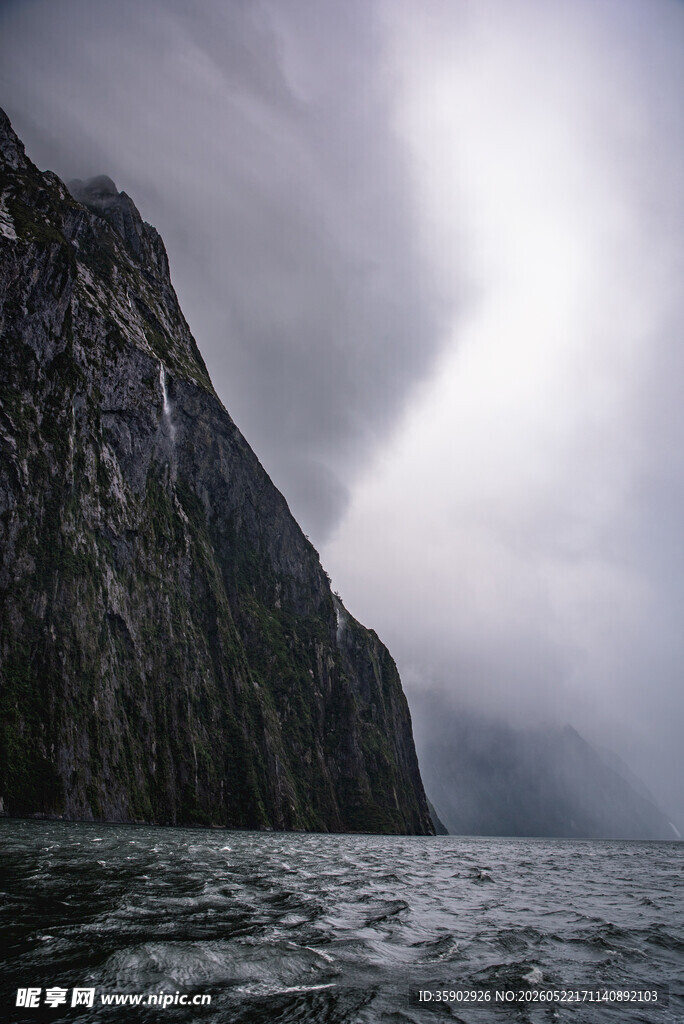 峡湾风光云雾缭绕的峭壁