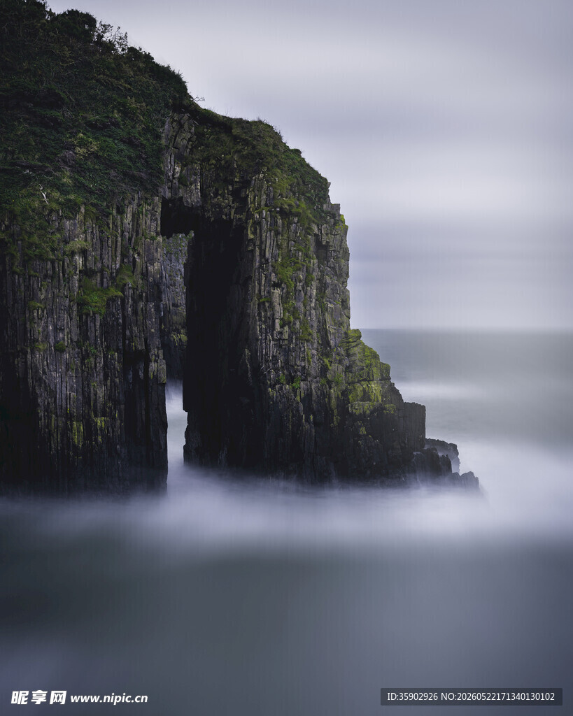 海边嶙峋岩石与朦胧海景