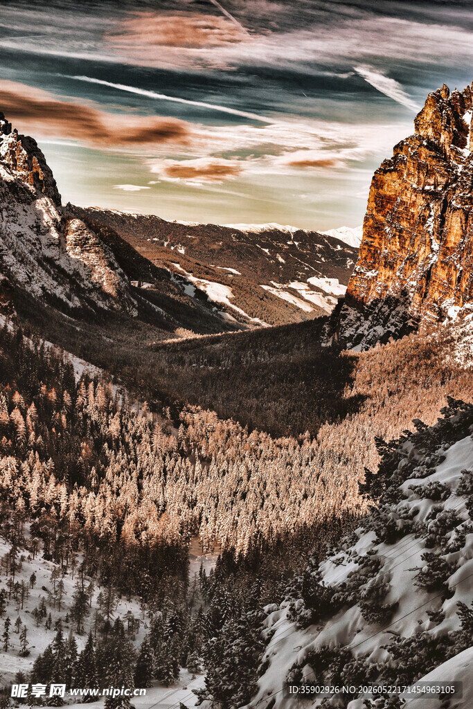 壮丽雪山山谷景观