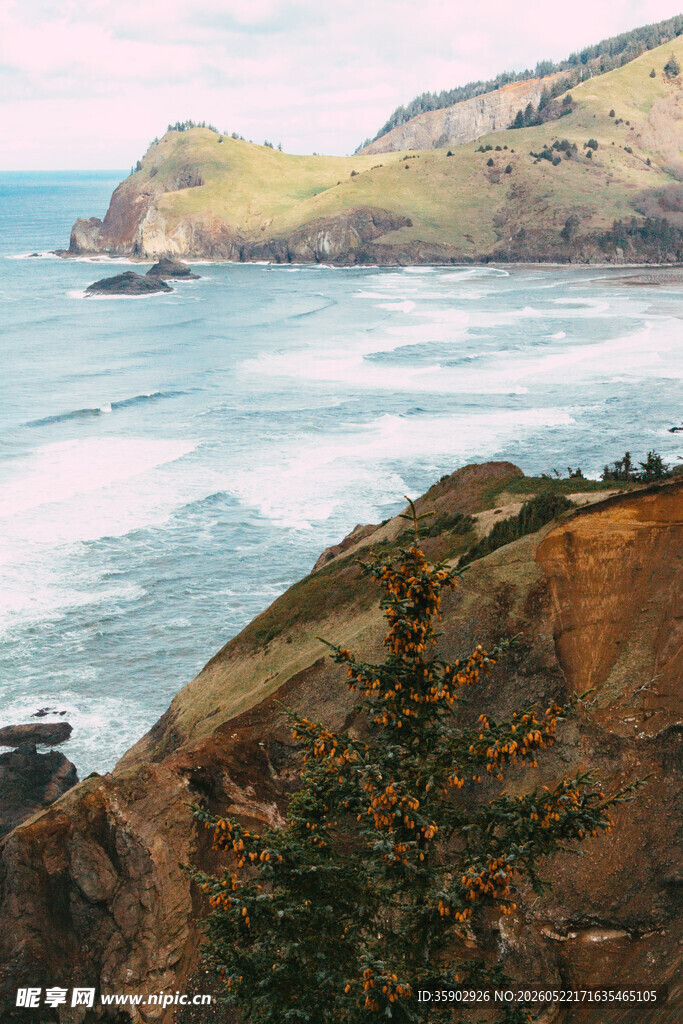 海岸边的壮丽山海景观