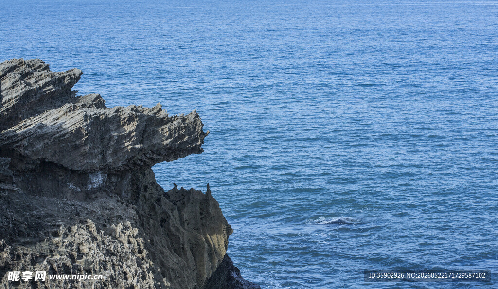 海边嶙峋岩石与湛蓝海水