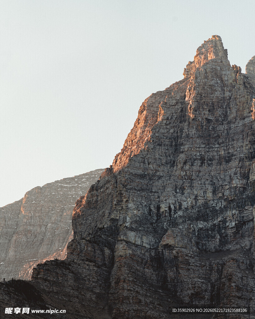 夕阳下的险峻山峰