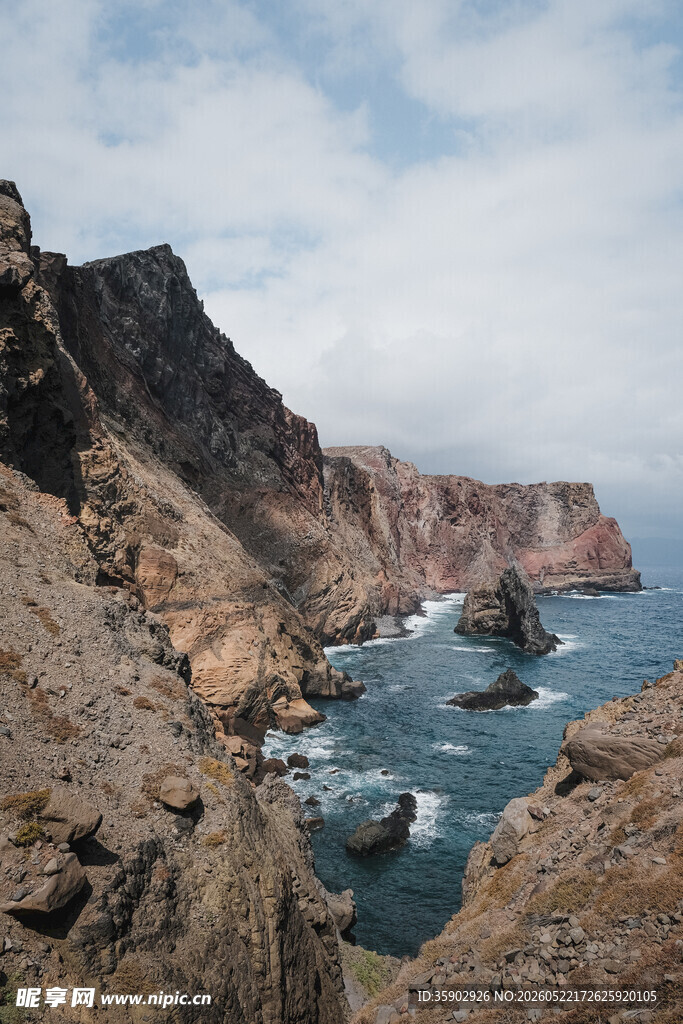 海岸壮丽风光岩石与海浪