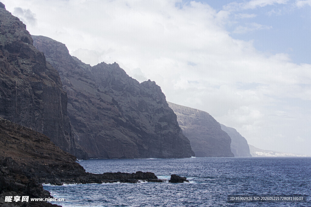 海岸边的壮丽山峦景色