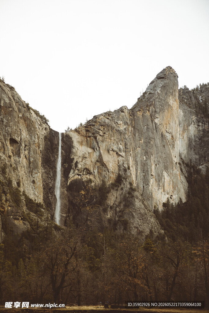 壮观山间瀑布风景