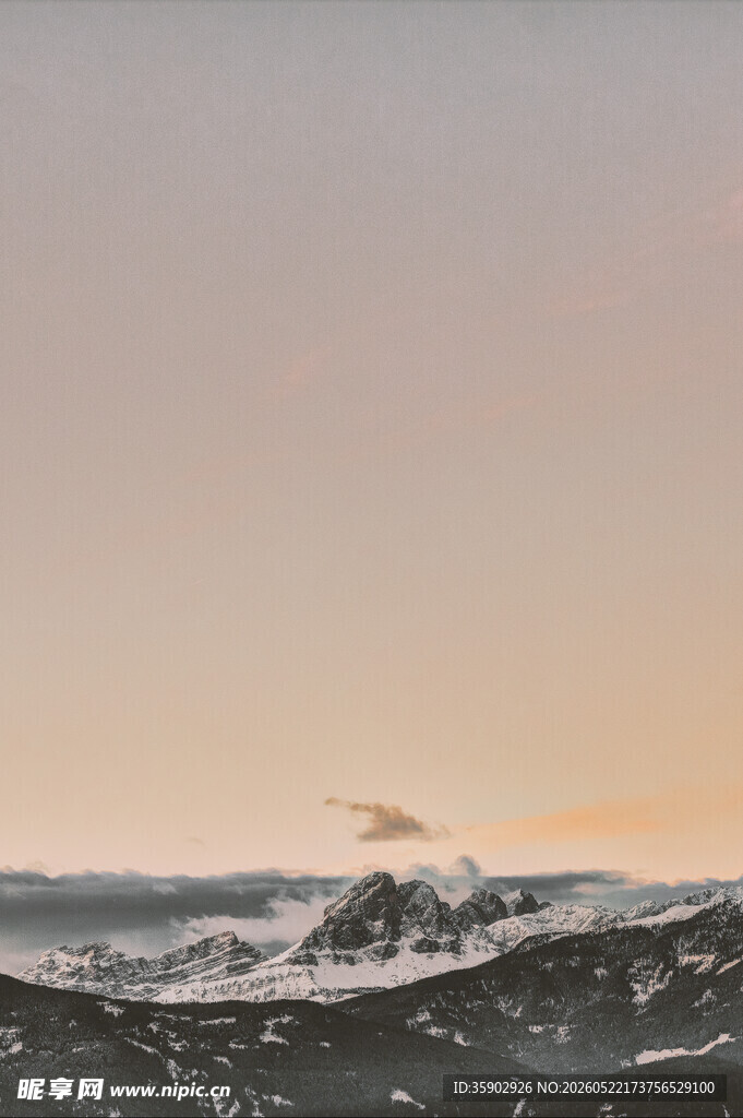夕阳下的海浪美景