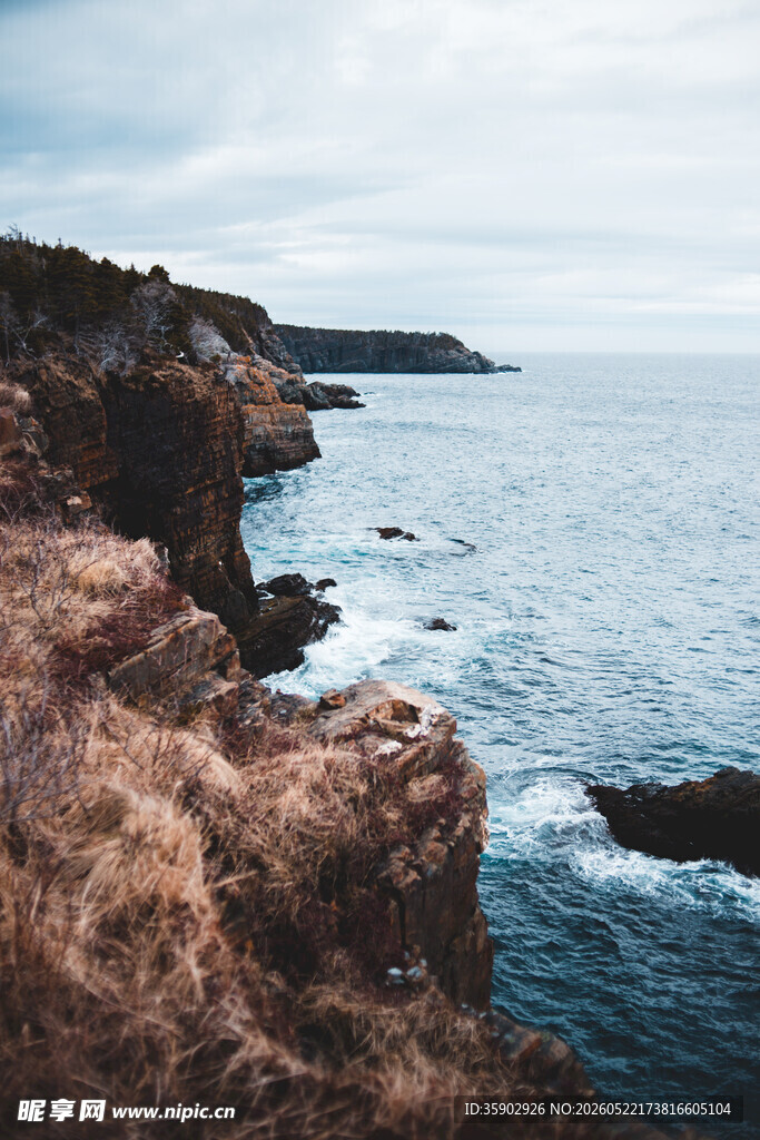 海岸边的嶙峋岩石与海水