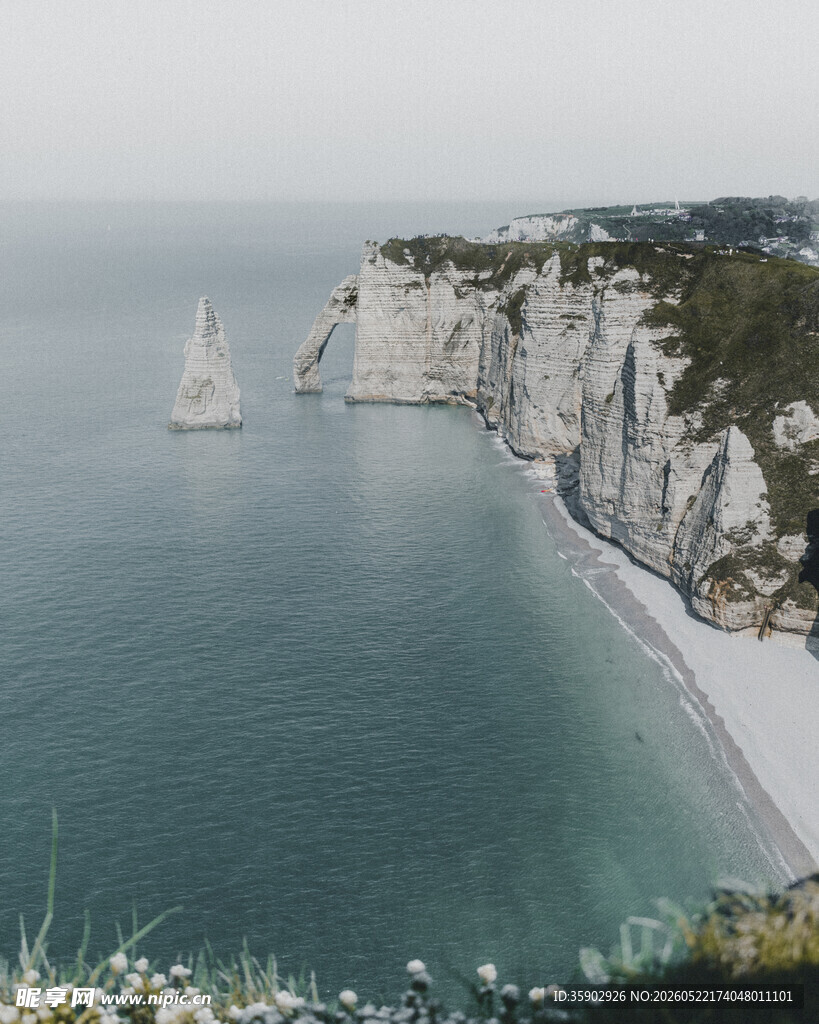 白垩悬崖边的海上帆船景