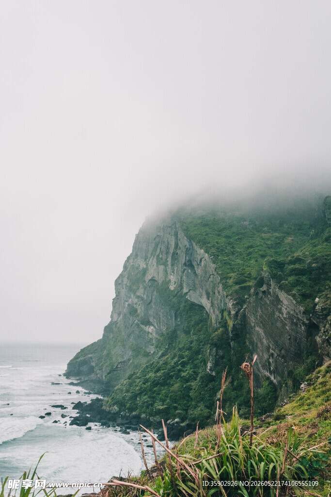 云雾缭绕的海边悬崖美景