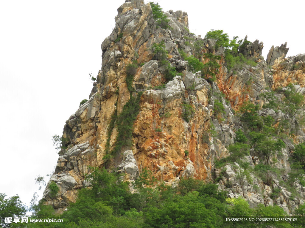 陡峭嶙峋的壮观岩石山峰