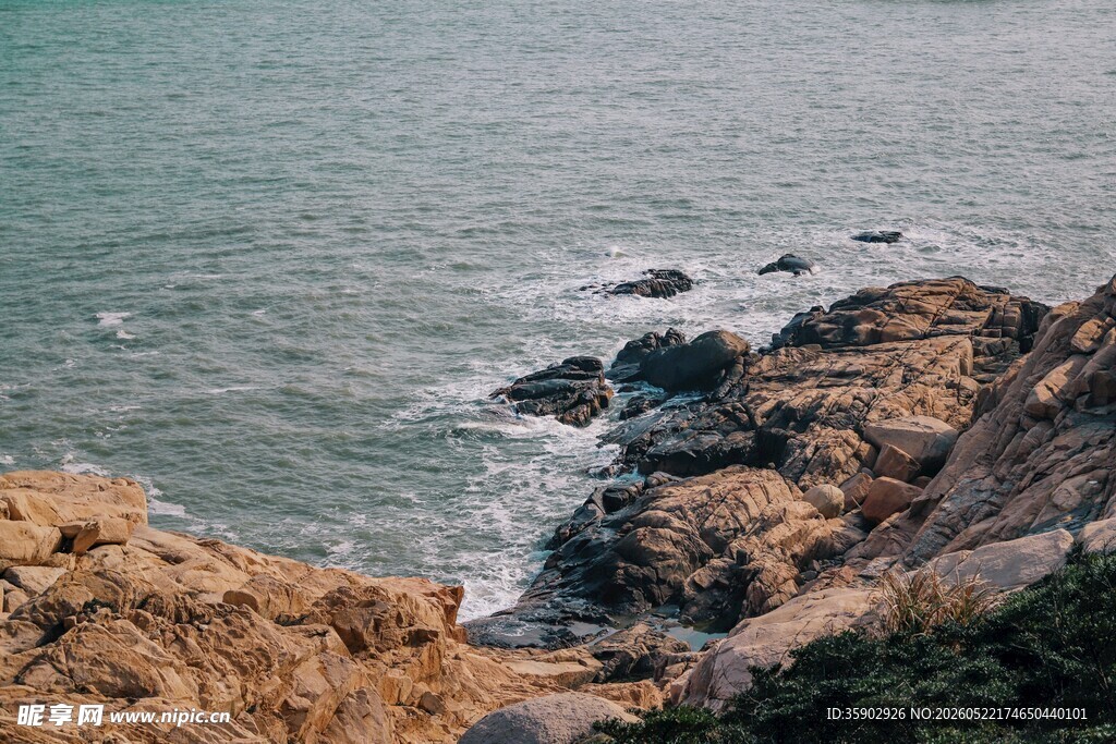海边嶙峋礁石与辽阔海景