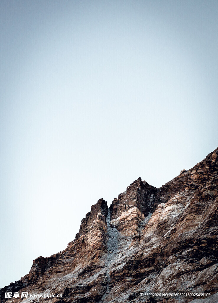 巍峨山峰尽显自然壮美