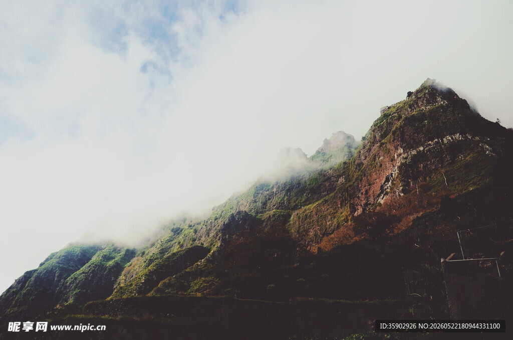 巍峨山巅云雾缭绕之景