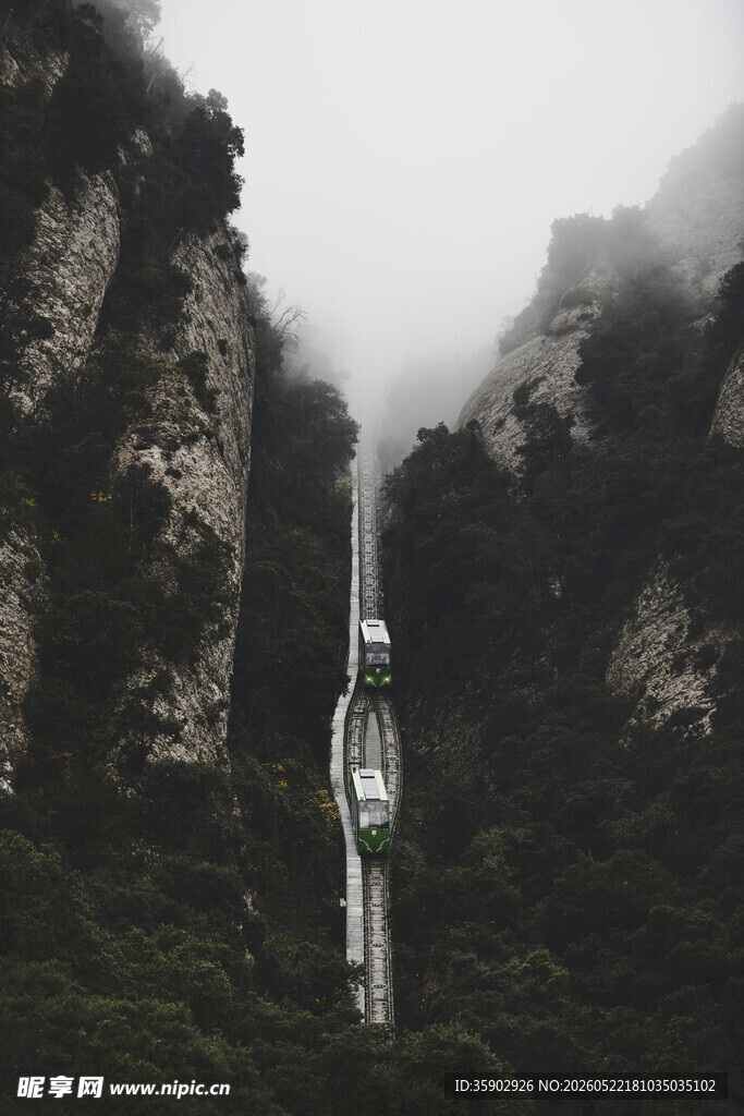 云雾缭绕中的山间索道