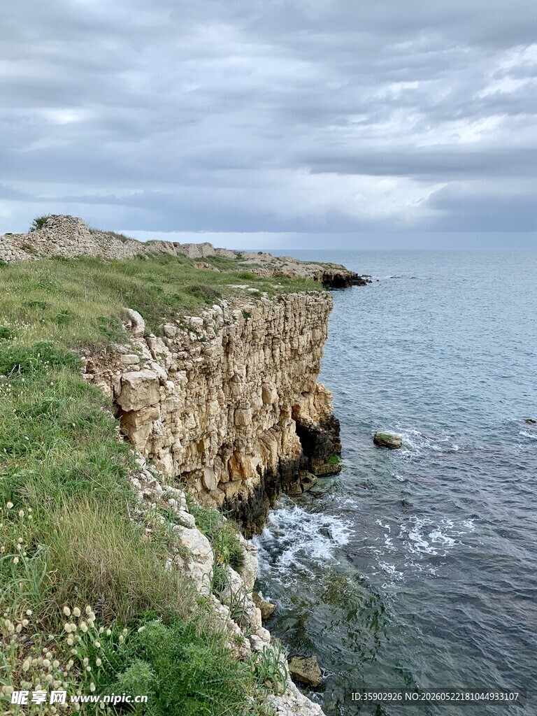 海岸悬崖边的自然景致