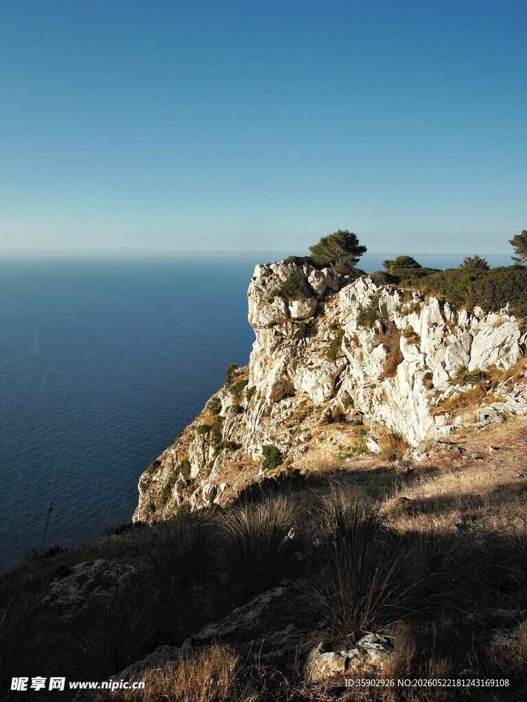 悬崖边的壮丽海景