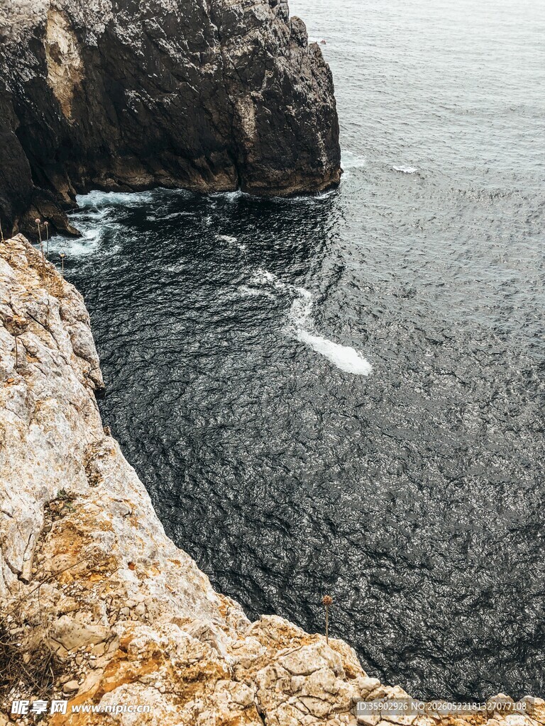 悬崖边的壮阔海景
