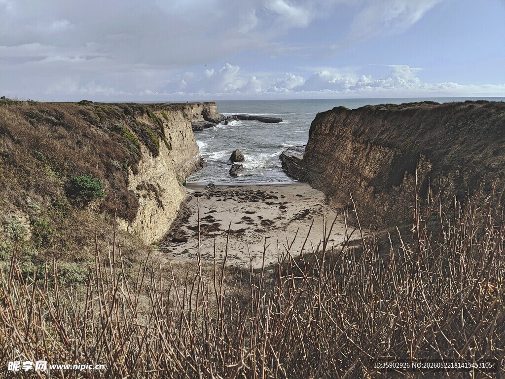 海岸边的荒芜沟壑景观