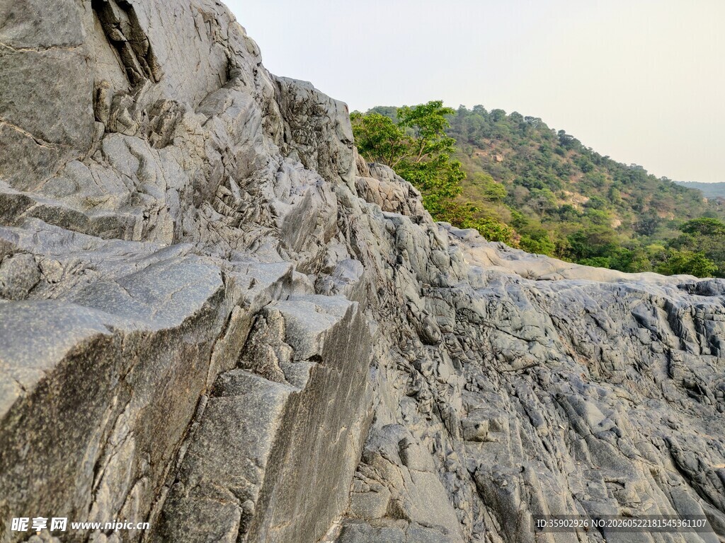 陡峭嶙峋的灰色岩石景观