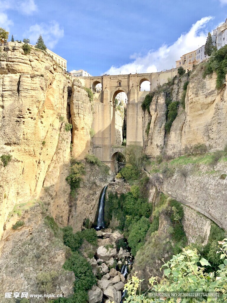 悬崖上的壮美石桥景观