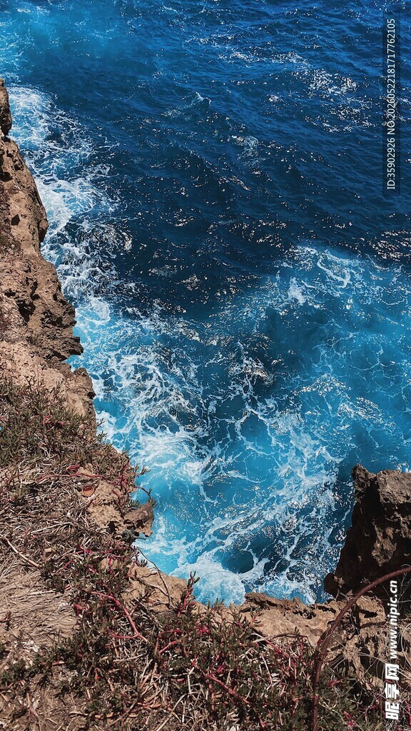 海边悬崖下的蔚蓝海水