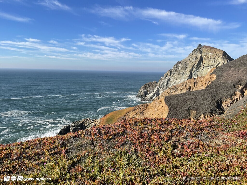 海岸边的壮丽山峦与大海