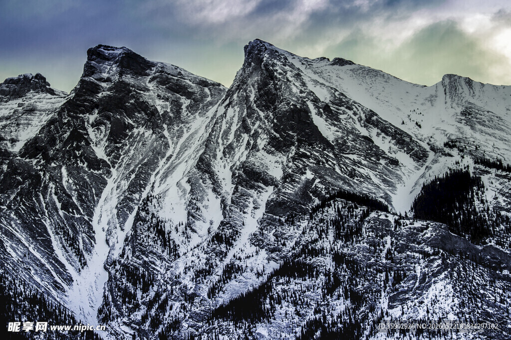 巍峨雪山壮丽景观