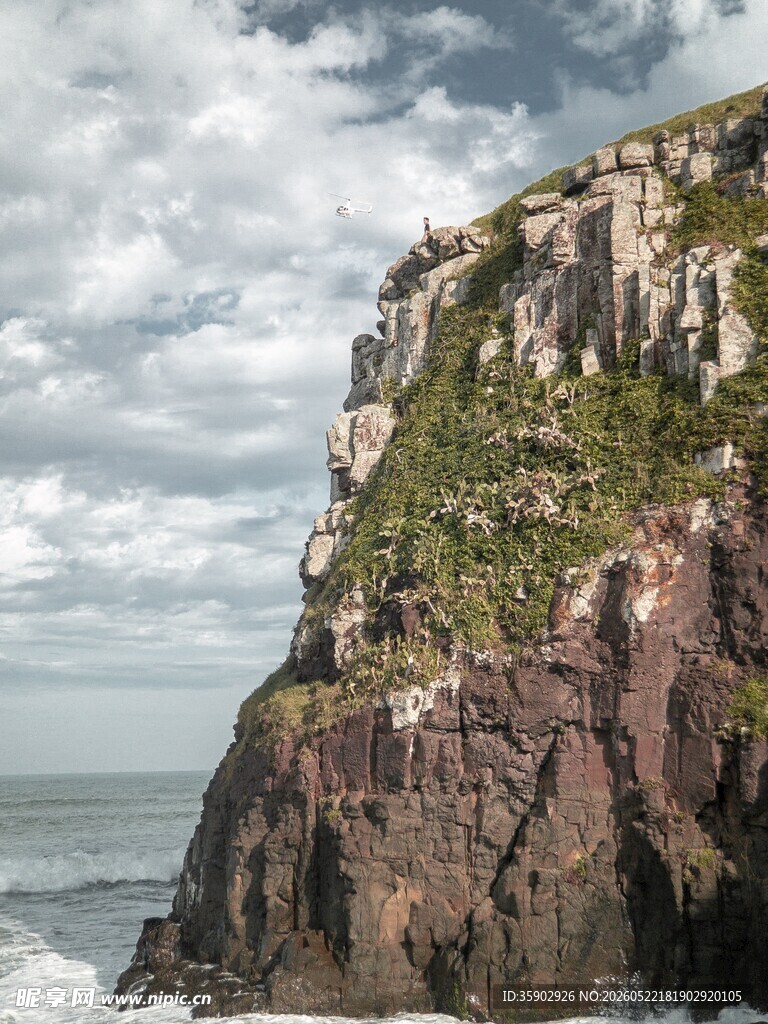 海边悬崖峭壁壮丽景观