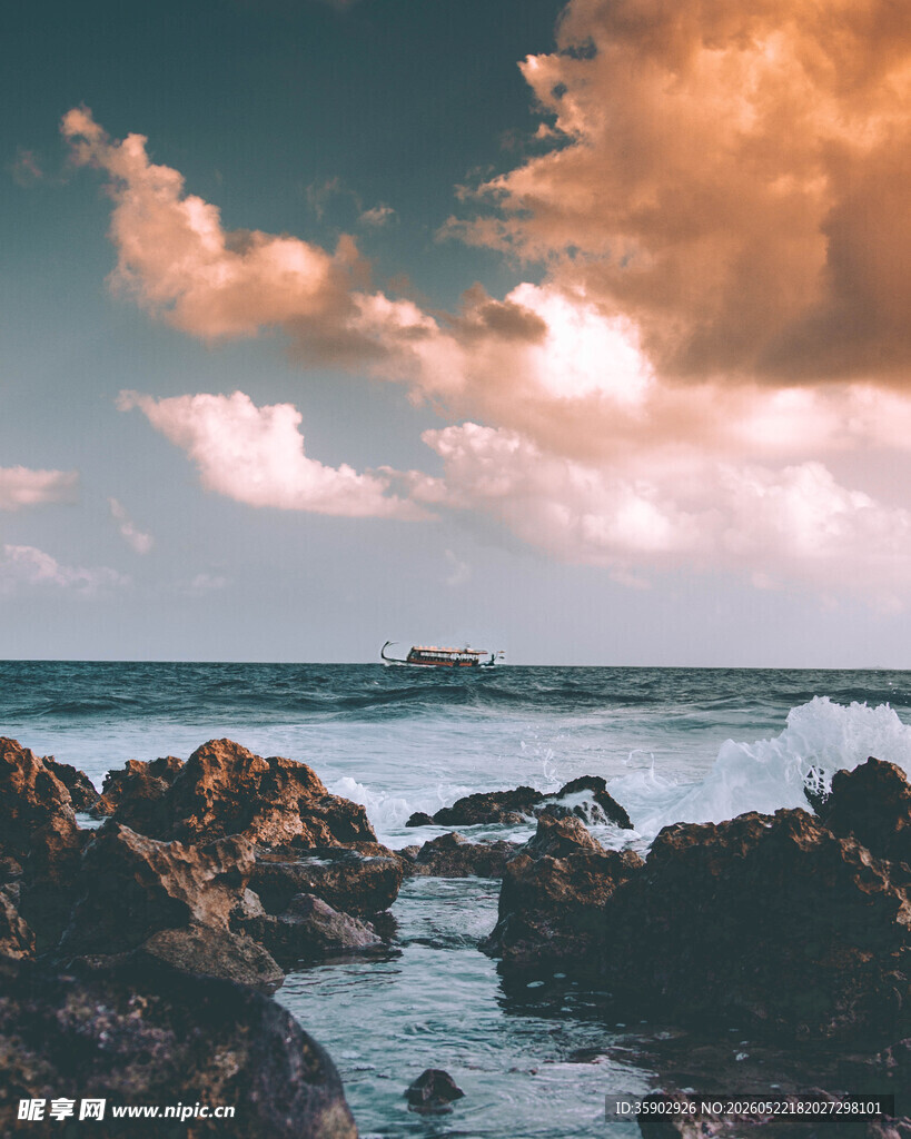 海边黄昏礁石与海上船只